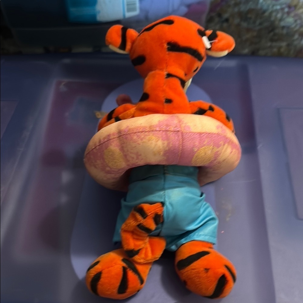 CLEARANCE OFFER. 5
Vintage 1990’s Tigger Plush Toy with Pink Float - Picture 2 of 5